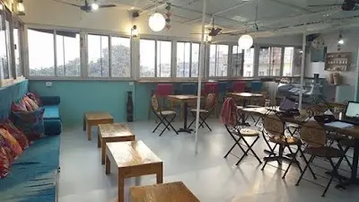 Aadha-Aadha Café