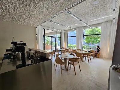 Holographik Space