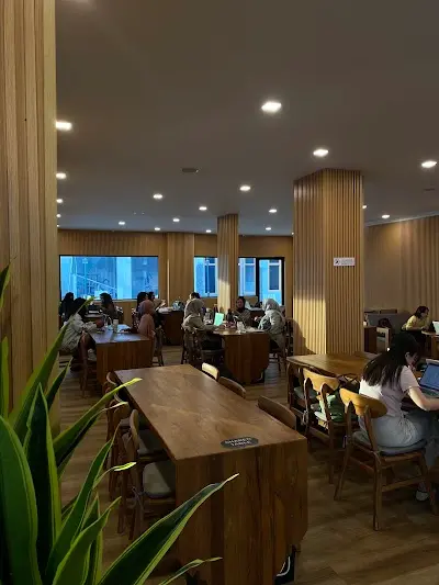 LYON'S CAFE & CO-WORKING SPACE