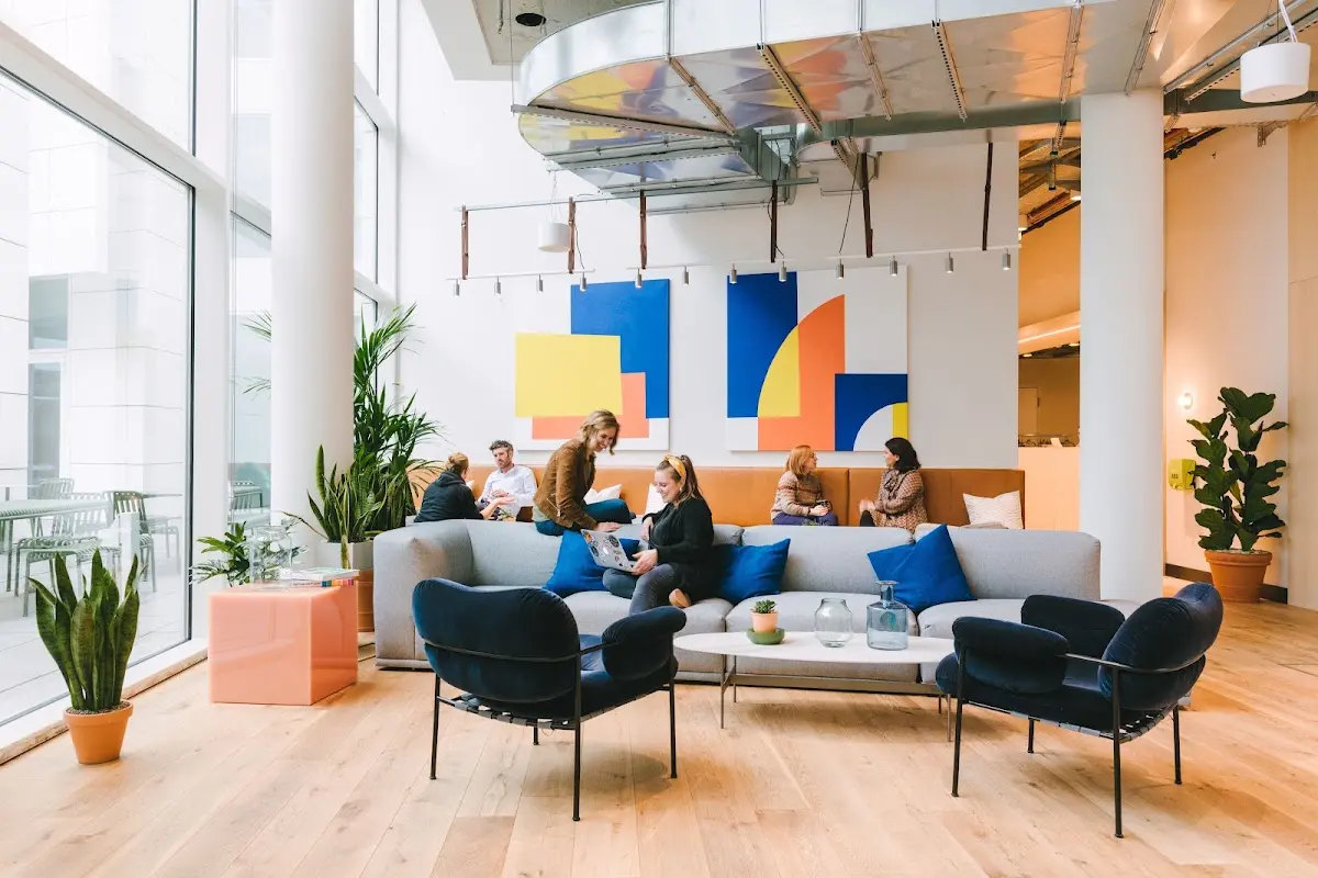 WeWork - Odeonsplatz - Private Büroflächen und Coworking, Foto 2 von 10