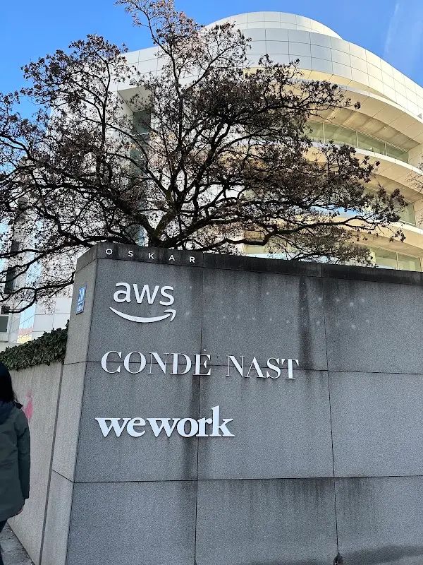 WeWork - Odeonsplatz - Private Büroflächen und Coworking, Foto 3 von 10