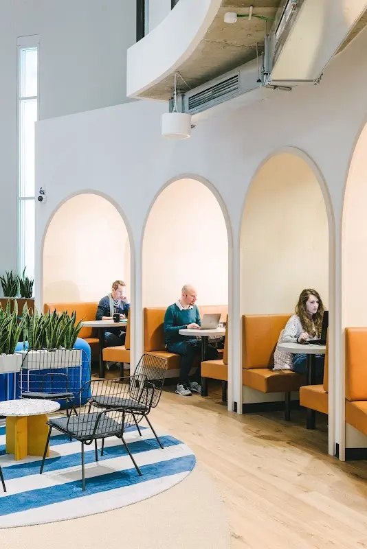 WeWork - Odeonsplatz - Private Büroflächen und Coworking, Foto 4 von 10